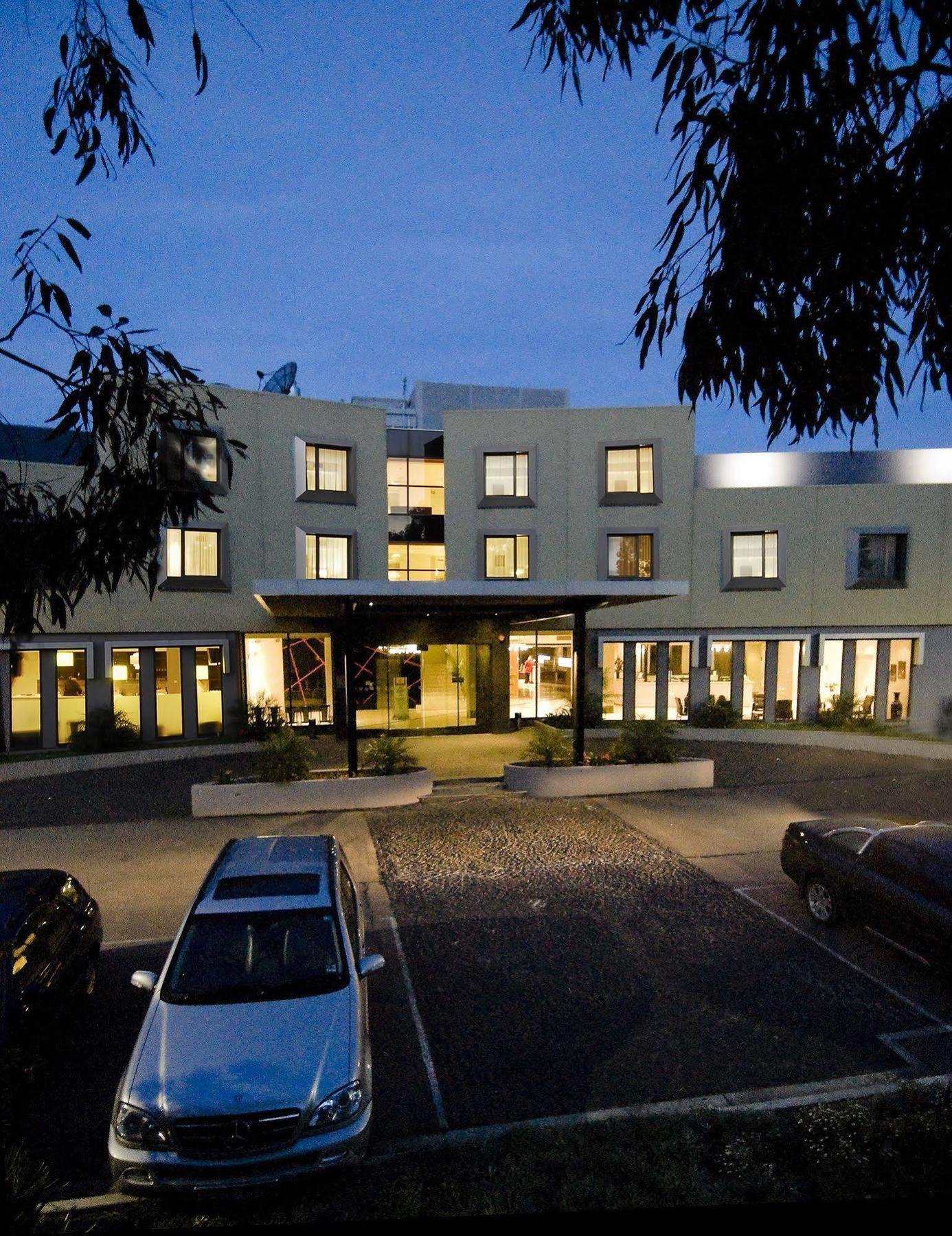 Golden Pebble Hotel Wantirna Exterior photo