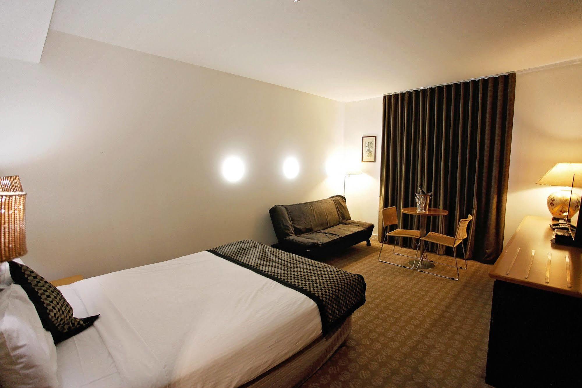 Golden Pebble Hotel Wantirna Exterior photo